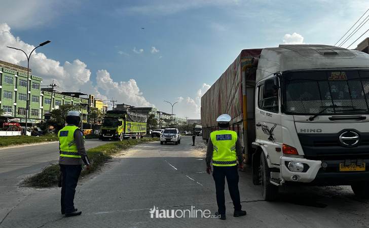 Tegakkan-SKB-Tiga-Menteri-Polda-Riau-Tindak-Kendaraan-Sumbu-Tiga-di-Tugu-Celengan.jpg
