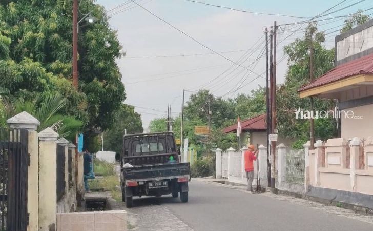 Tiang-kabel-fiber-optik-di-jalan-selamat.jpg