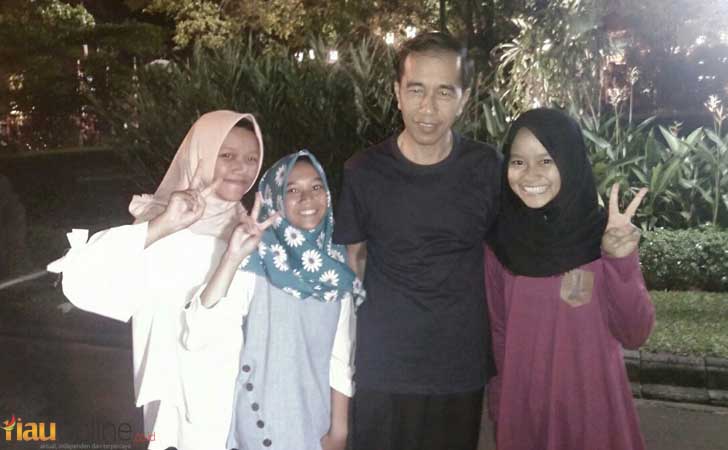 Tiga-gadis-Madiun-dan-Jokowi.jpg