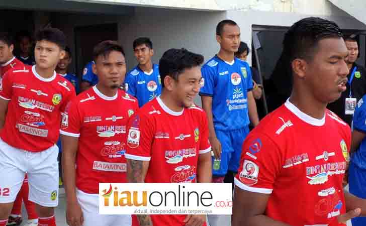 Tim-PSPS-Riau-saat-Memasuki-Lapangan-Hijau.jpg