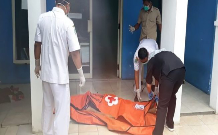 Tim-Puskesmas-Sragen-mengevakuasi-orang-meninggal-di-depan-musala-SPBU-Sarirejo.jpg