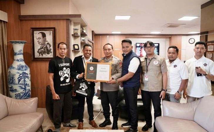 Tindak-Perdagangan-Anjing-Kapolda-Riau-Terima-Penghargaan-dari-Pencinta-Hewan.jpg