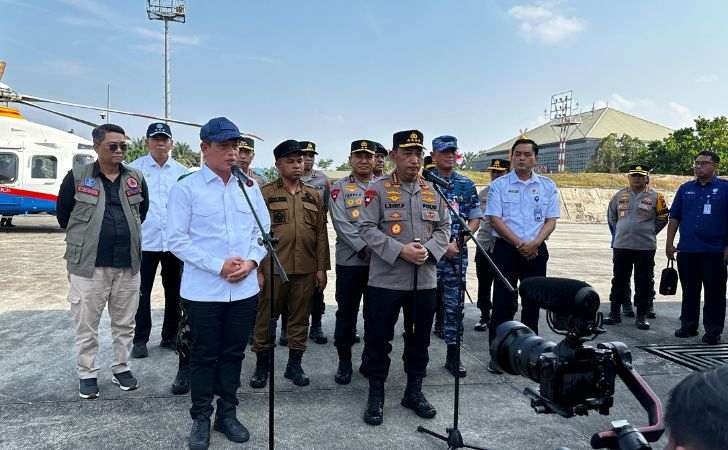 Tinjau-Karhutla-Riau-Kapolri-dan-Menteri-LH-Perintah-Intensifkan-Water-Bombing.jpg
