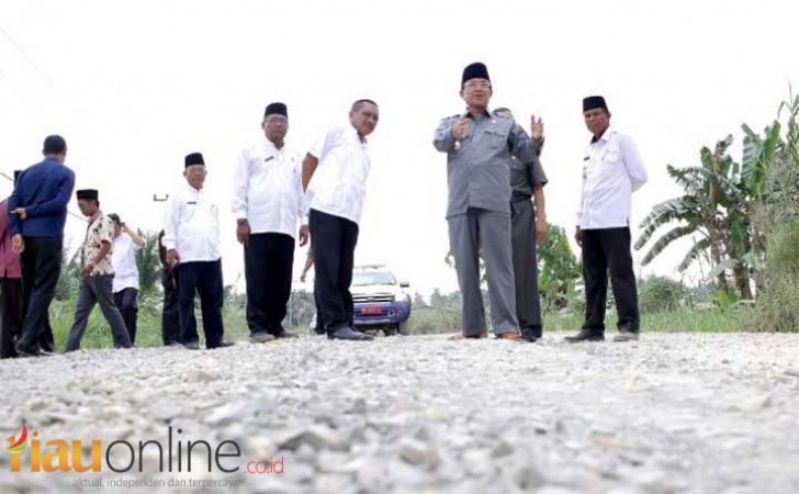 Tinjau-proyek-jalan.jpg