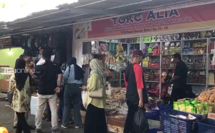 Toko-oleh-oleh-di-pasar-bawah.jpg