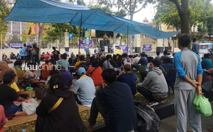 Tolak-Relokasi-Ratusan-Warga-TNTN-Dirikan-Tenda-di-Kantor-Gubernur-Riau.jpg