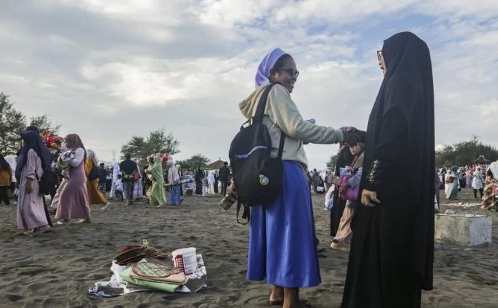 Toleransi-di-Tengah-Hamparan-Gumuk-Pasir-Parangkusumo.jpg