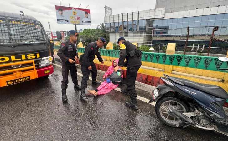Tolong-Pengendara-Laka-Lantas-Warga-Apresiasi-Subsatgas-SAR-Brimobda-Riau.jpg