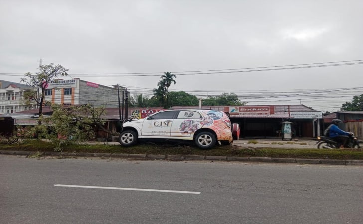 Toyota-rush-tabrak-pohon.jpg