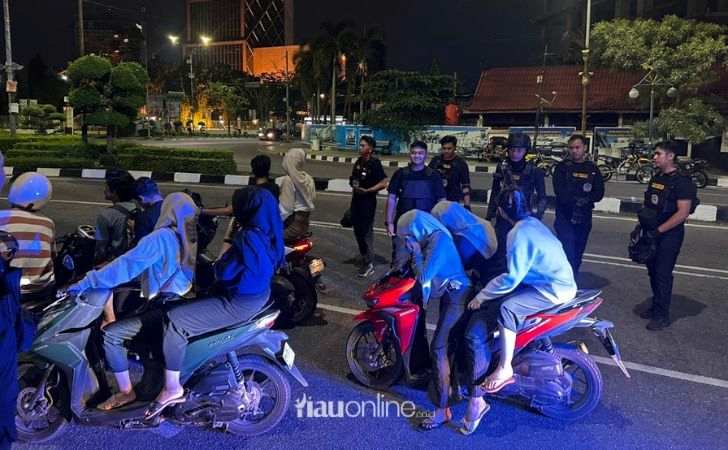 Tren-Berfoto-di-Tengah-Jalan-Tim-Raga-Polresta-Pekanbaru-Gelar-Patroli.jpg