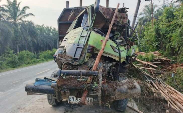 Truk-Bermuatan-Berat-Gagal-Nanjak-Tabrak-Minibus-5-Nyawa-Melayang.jpg