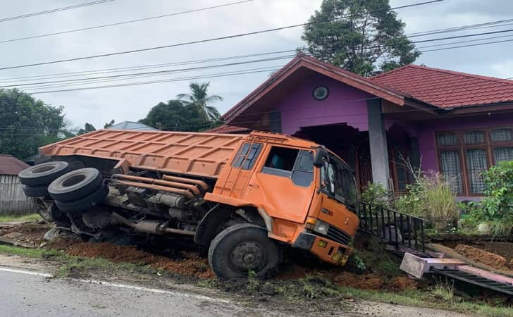 Truk-batubara-tabrak-pagar-rumah.jpg