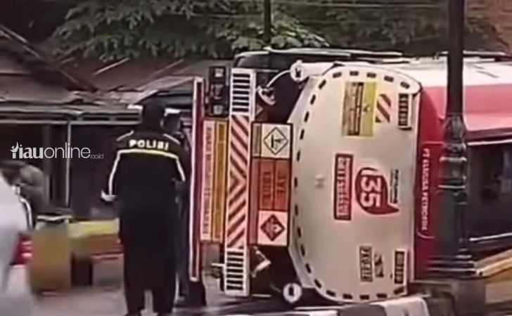 Truk-bbm-terguling-di-sudirman.jpg