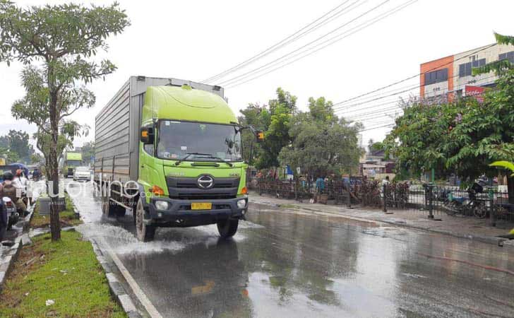 Truk-bertonase-besar-di-jalan-kota.jpg