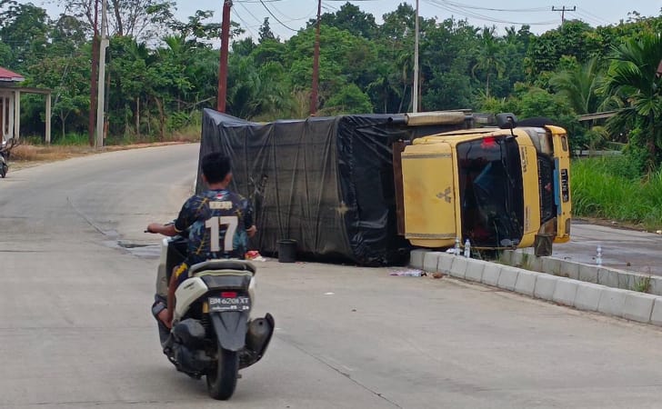 Truk-diesel-terguling-di-Kuansing.jpg