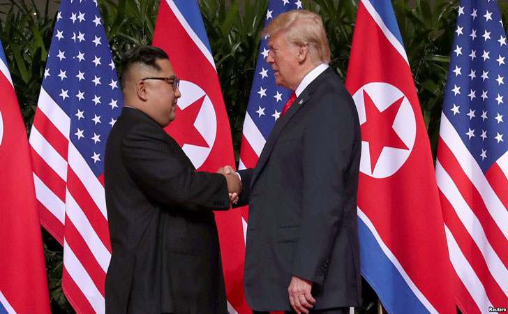 Trump-dan-Kim-berjabat-tangan.jpg