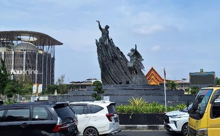 Tugu-Zapin-di-Pekanbaru2.jpg