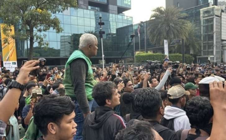 Tuntut-Turunkan-Harga-BBM-dan-Sembako-Demo-di-Bundaran-HI-Diadang-Aparat.jpg