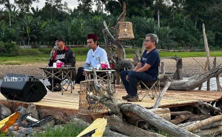 UAS-dan-Rocky-Gerung.jpg