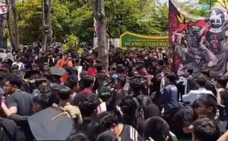 Viral-Mahasiswa-UIR-Terlibat-Cekcok-di-Depan-Kampus-Berawal-dari-Senggol-senggolan.jpg