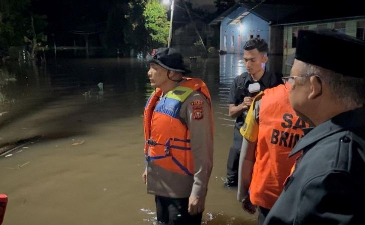 Wakapolda-Salurkan-Bantuan-Obat-dan-Makanan-untuk-Warga-Terdampak-Banjir.jpg