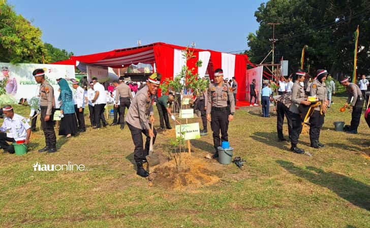 Wakapolda-riau-tanam-pohon.jpg