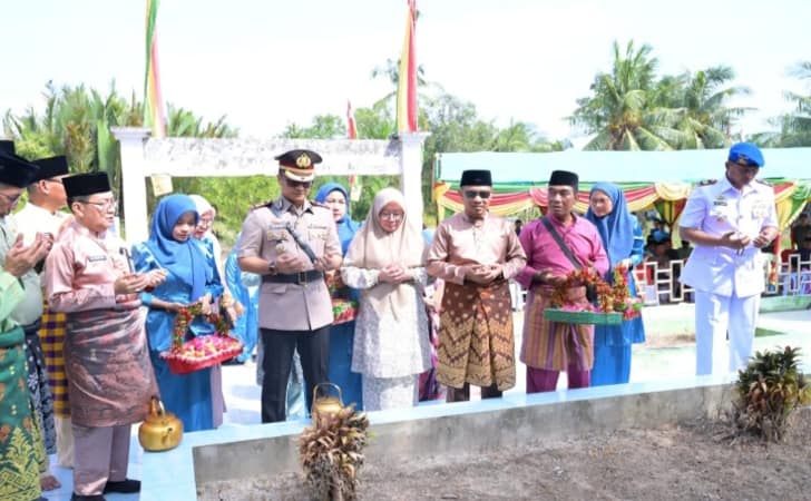 Wakil-Bupati-Bengkalis-Bagus-Santoso-berziarah-di-Makam.jpg