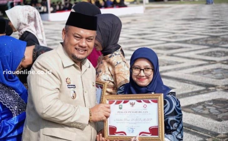 Wakil-bupati-siak-beri-penghargaan.jpg