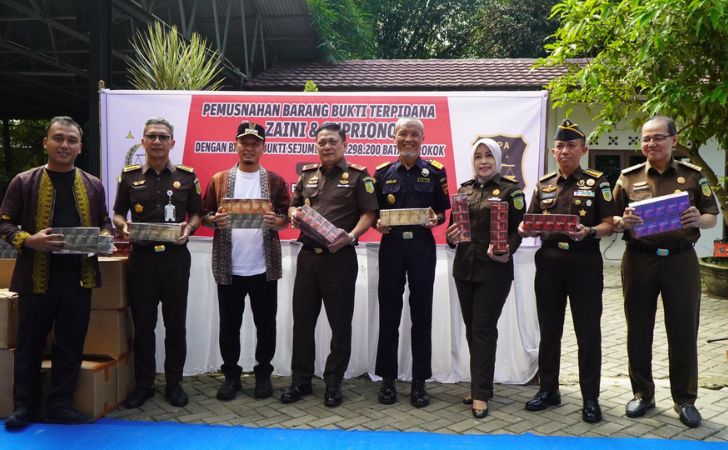 Wako-Agung-saat-pemusnahan-rokok.jpg