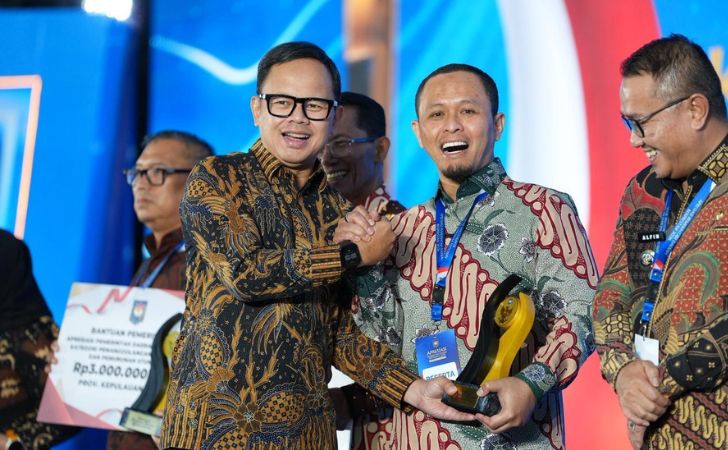 Wako-Agung-terima-penghargaan.jpg