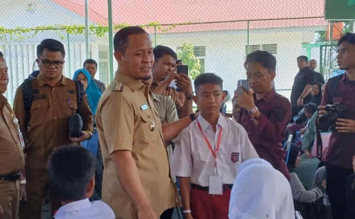 Wali-Kota-Pekanbaru-Agung-Nugroho-saat-mengunjungi-Sekolah-Rakyat.jpg