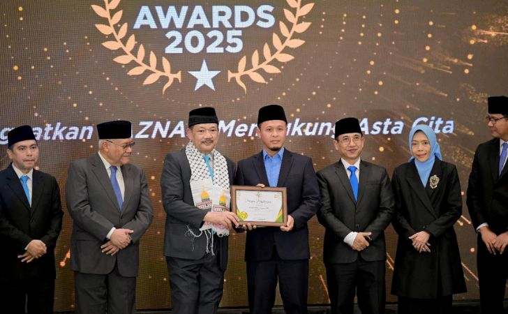Wali-Kota-Pekanbaru-Terima-Penghargaan-Baznas-Awards-2025.jpg