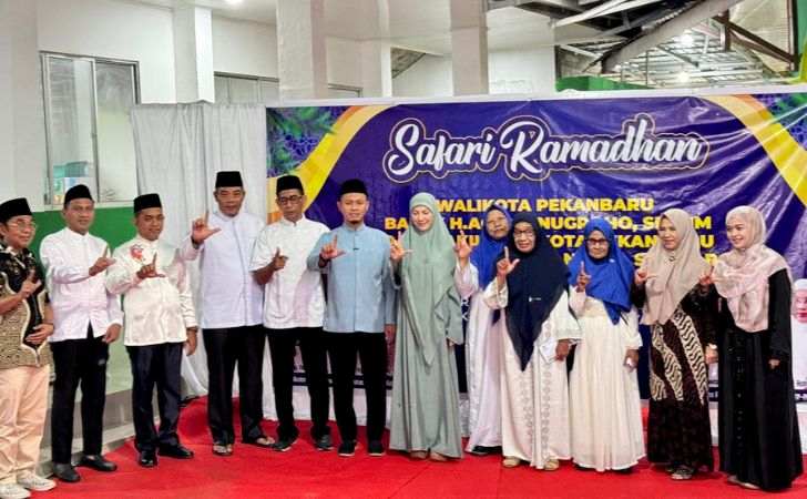 Wali-Kota-Pekanbaru-dan-BRK-Syariah-Serahkan-Bantuan-di-Masjid-Baitul-Amanah.jpg