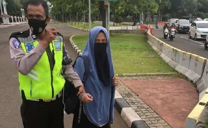 Wanita-terobos-istana-negara.jpg