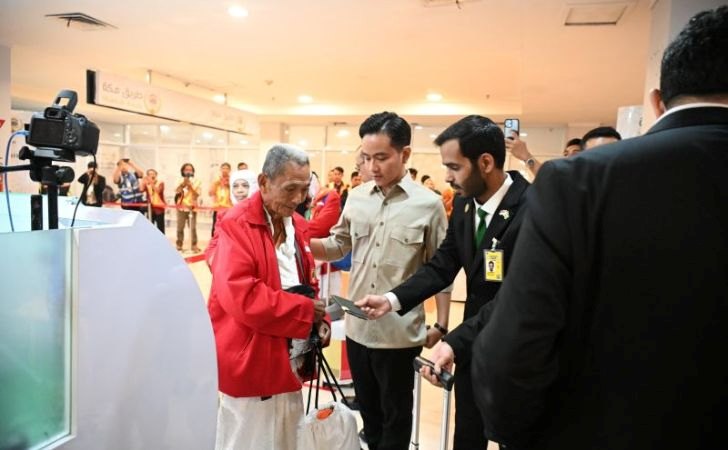 Wapres-meninjau-layanan-fast-track-di-Bandara-Internasional-Adi-Soemarmo.jpg