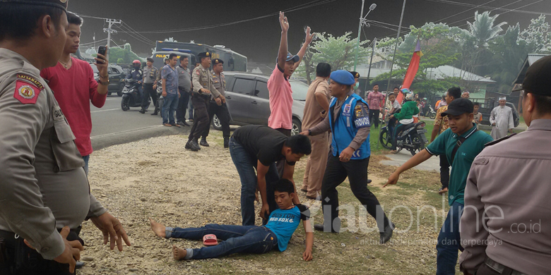 Warga-Bangkinang-Pingsan-Usai-Diinjak-injak-Polisi.jpg