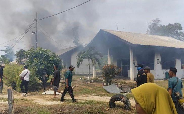 Warga-Mengamuk-Kantor-dan-Mess-Karyawan-PT-SSL-di-Tumang-Dibakar.jpg