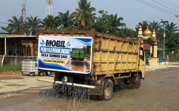 Warga-Sumber-Sari-Sambut-Positif-Program-Penyiraman-Jalan-PT-Lindai-Jaya-Lestari.jpg