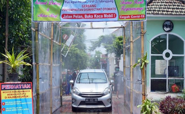 Warga-Tulungagung-Bangun-Gerbang-Sterilisasi-Virus-Corona-di-Puri-Jepun.jpg