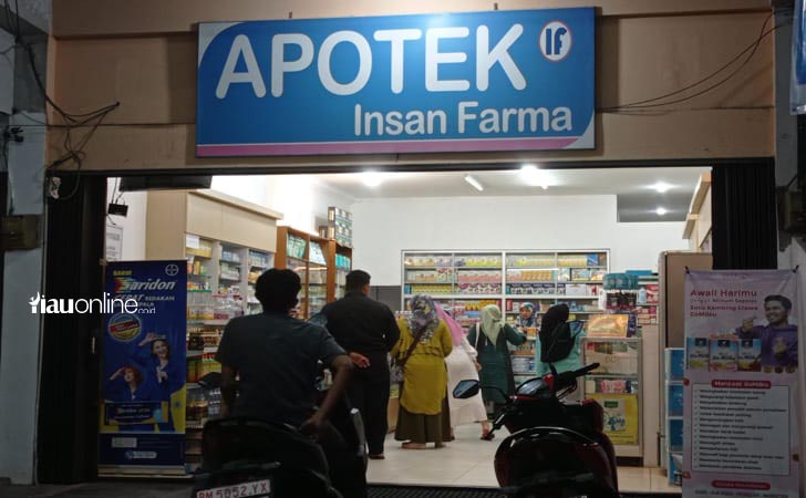 Warga-beli-obat-di-apotek.jpg