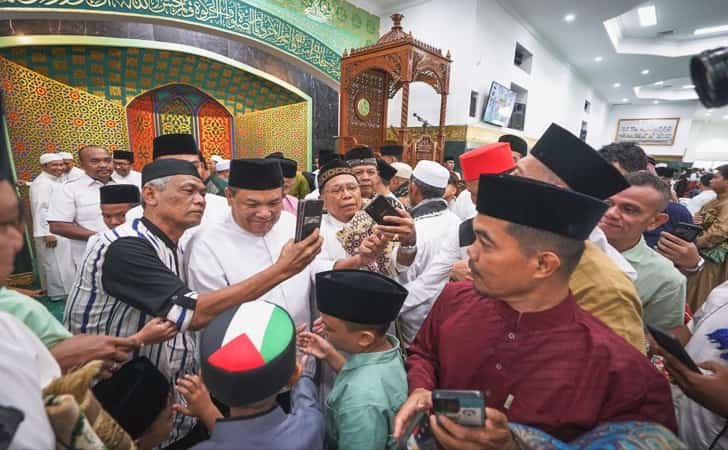 Warga-berebut-minta-foto-pj-gubri.jpg