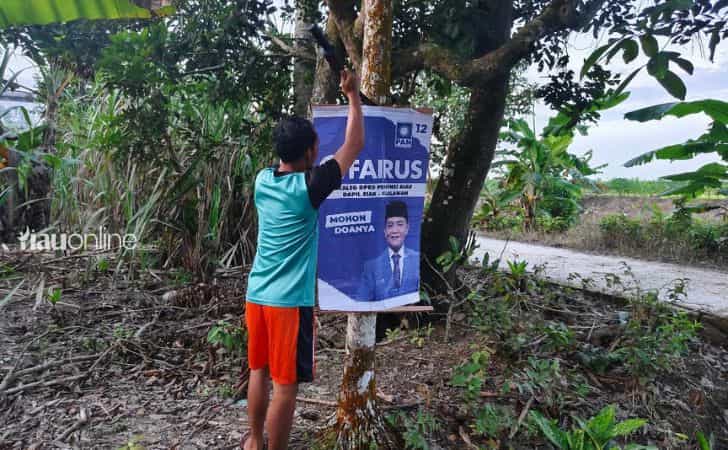 Warga-cabut-poster-caleg-di-siak.jpg