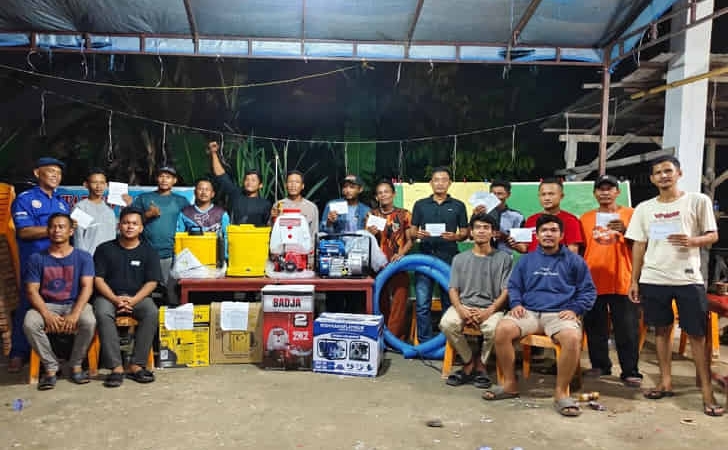 Warga-dapat-hadiah-alat-pertanian.jpg