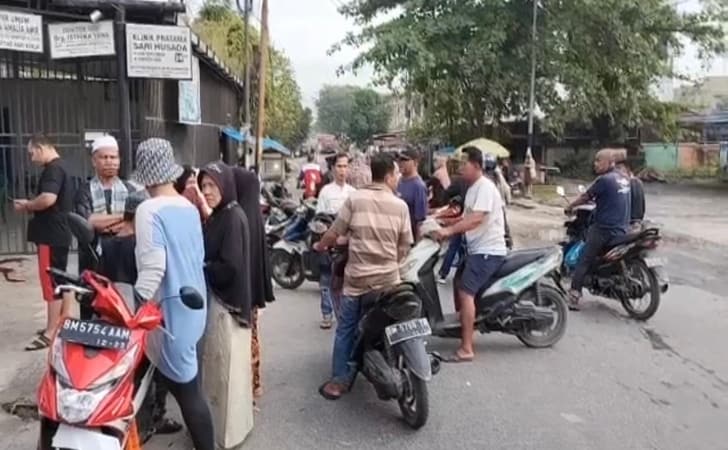 Warga-di-lokasi-perampokan-ATM.jpg