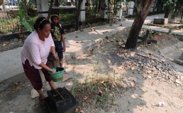 Warga-di-makam-turunan-portugis.jpg