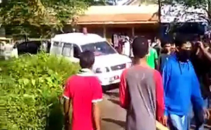 Warga-hadang-ambulans-pembawa-jenazah-pasien-virus-Corona-di-Banyumas.jpg