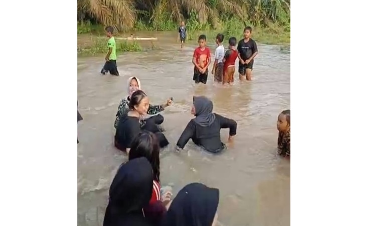 Warga-inhu-brendam-di-tengah-banjir.jpg