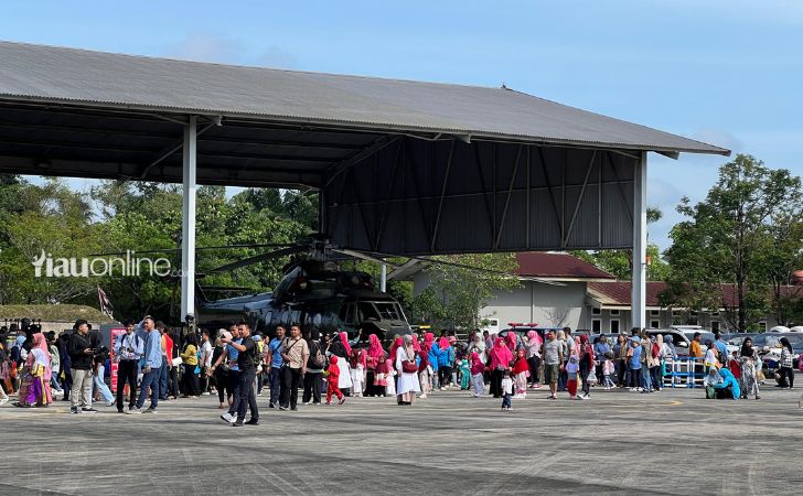 Warga-pekanbaru-di-lanud-rsn.jpg