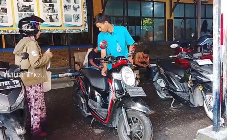 Warga-saat-melakukan-cek-fisik-kendaraan.jpg