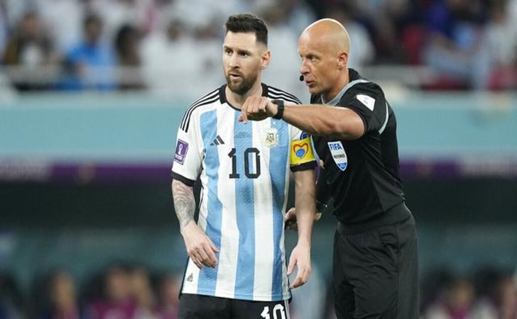 Wasit-Szymon-Marciniak-bersama-Lionel-Messi.jpg